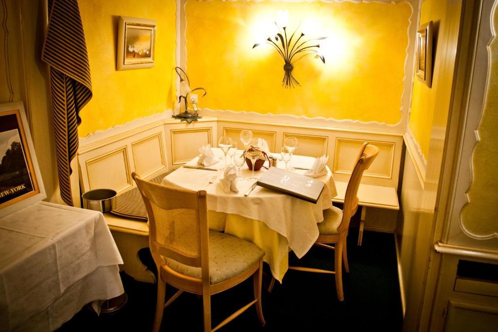 Logis Hotel Aux Comtes De Hanau Ingwiller Extérieur photo