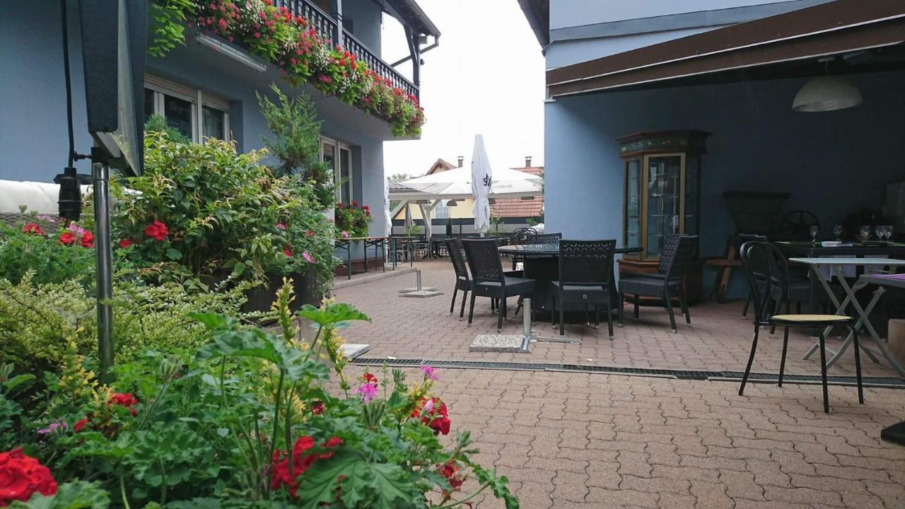 Logis Hotel Aux Comtes De Hanau Ingwiller Extérieur photo