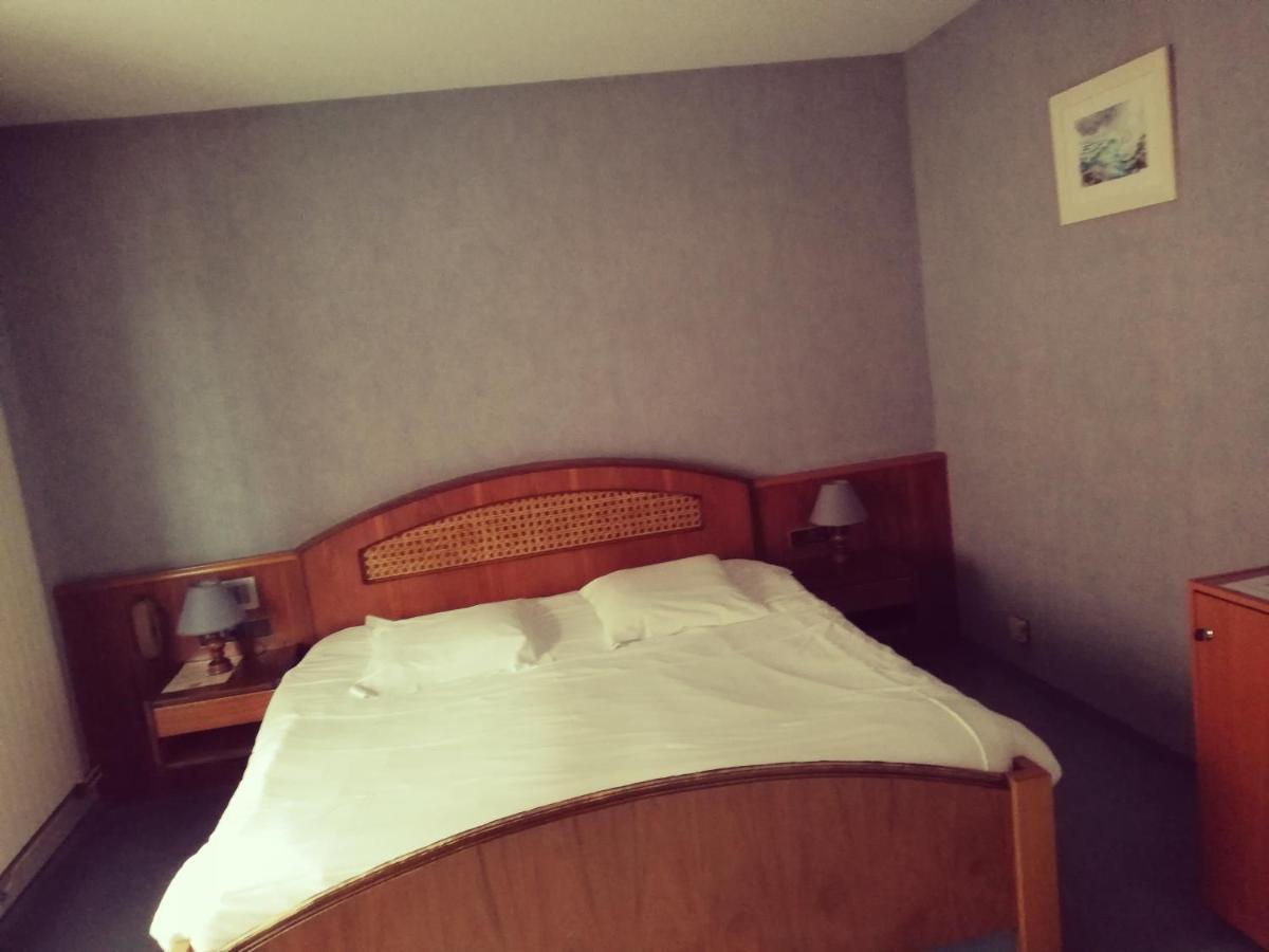 Logis Hotel Aux Comtes De Hanau Ingwiller Extérieur photo